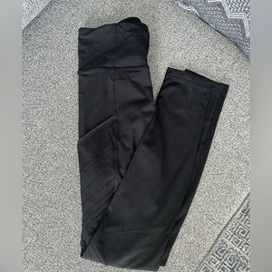 Lululemon leggings. Side and back pockets. XS